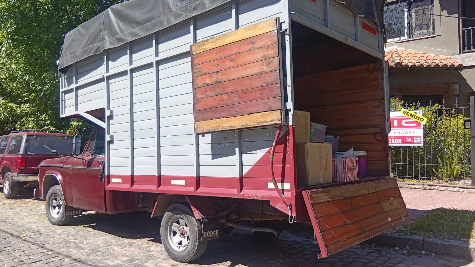 Camión de Mudanzas Independencia realizando traslado en CABA